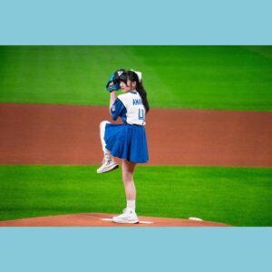 Amane Shindo Instagram - 5月10日 北海道日本ハムファイターズさんの始球式でファンの皆さんが撮ってくださったお写真です✨️
とっても素敵なお写真や動画がいっぱい…送って下さってありがとうございます！！嬉しいです😭✨️️🩵

夢の始球式…本当に楽しかったなぁ💭
家族親戚に沢山喜んでもらえて本当に嬉しかったの𐔌՞⁔т · т⁔՞𐦯

実は、この日の試合でプロ野球沼にハマって毎試合チェックしております笑
こんなにドキドキがいっぱいで感動が詰まってるなんて…日ハムさん応援していますｯｯｯｯｯ‼️‼️✨️

試合も見たい！エスコンのご飯気になる！！食べたい！！！今とてもエスコンに行きたいですꉂꉂ(ˊᗜˋ*)

  #北海道日本ハムファイターズ  #進藤あまね  #ねすぐらむ