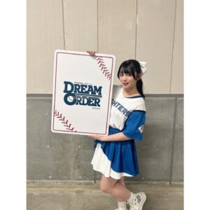 Amane Shindo Instagram - ⚾️💙

パーソル パシフィック・リーグ 公式戦 
2024/5/10 ES CON FIELD HOKKAIDO プロ野球カードゲーム ドリームオーダー 冠協賛試合 にて始球式つとめさせて頂きました✨️⚾️

ずっと夢だった始球式、とっても緊張したけどすっごく楽しくて一生忘れない思い出です！！
（左に寄っちゃったの悔しいからまたいつかリベンジしたいｯｯｯ🔥）

すっごく素敵な試合を生で、エスコンで観れて幸せでした😭✨️
野球沼、日ハム沼にどっぷりハマってしまいました💙
今まで球団のキャラクターグッズ集める事はあっても、選手のグッズ買ったことなかったので初めての体験( ^ᵕ^)
私が特に気になってた選手おふたりがまさかのヒーロー✨️
これから沢山応援します‼️

本当にありがとうございました！！

  #lovefighters  #北海道日本ハムファイターズ  #ドリームオーダー  #ドリオ  #ねすぐらむ