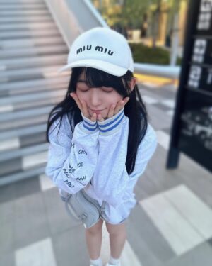 Amane Shindo Instagram - 🧢🤍💙️🩵

誕生日プレゼントで貰ったキャップを被りたくてスポーティーなコーデしましたん✌️
オーバーサイズのトレーナーにショートパンツ履くの楽で大好き笑♥️

スポーティーなあまねすも好きですか❓️🩵

 #ねすぐらむ  #dualism  #miumiu  #MatinKim