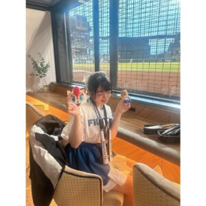 Amane Shindo Instagram - ⚾️💙

パーソル パシフィック・リーグ 公式戦 
2024/5/10 ES CON FIELD HOKKAIDO プロ野球カードゲーム ドリームオーダー 冠協賛試合 にて始球式つとめさせて頂きました✨️⚾️

ずっと夢だった始球式、とっても緊張したけどすっごく楽しくて一生忘れない思い出です！！
（左に寄っちゃったの悔しいからまたいつかリベンジしたいｯｯｯ🔥）

すっごく素敵な試合を生で、エスコンで観れて幸せでした😭✨️
野球沼、日ハム沼にどっぷりハマってしまいました💙
今まで球団のキャラクターグッズ集める事はあっても、選手のグッズ買ったことなかったので初めての体験( ^ᵕ^)
私が特に気になってた選手おふたりがまさかのヒーロー✨️
これから沢山応援します‼️

本当にありがとうございました！！

  #lovefighters  #北海道日本ハムファイターズ  #ドリームオーダー  #ドリオ  #ねすぐらむ