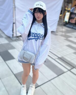 Amane Shindo Instagram - 🧢🤍💙️🩵

誕生日プレゼントで貰ったキャップを被りたくてスポーティーなコーデしましたん✌️
オーバーサイズのトレーナーにショートパンツ履くの楽で大好き笑♥️

スポーティーなあまねすも好きですか❓️🩵

 #ねすぐらむ  #dualism  #miumiu  #MatinKim