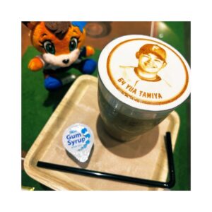 Amane Shindo Instagram - ⚾️💙

パーソル パシフィック・リーグ 公式戦 
2024/5/10 ES CON FIELD HOKKAIDO プロ野球カードゲーム ドリームオーダー 冠協賛試合 にて始球式つとめさせて頂きました✨️⚾️

ずっと夢だった始球式、とっても緊張したけどすっごく楽しくて一生忘れない思い出です！！
（左に寄っちゃったの悔しいからまたいつかリベンジしたいｯｯｯ🔥）

すっごく素敵な試合を生で、エスコンで観れて幸せでした😭✨️
野球沼、日ハム沼にどっぷりハマってしまいました💙
今まで球団のキャラクターグッズ集める事はあっても、選手のグッズ買ったことなかったので初めての体験( ^ᵕ^)
私が特に気になってた選手おふたりがまさかのヒーロー✨️
これから沢山応援します‼️

本当にありがとうございました！！

  #lovefighters  #北海道日本ハムファイターズ  #ドリームオーダー  #ドリオ  #ねすぐらむ