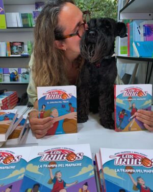 Amaya Valdemoro Instagram - Feliz de volver a estar en #LaFeriaDelLibro de la mano de @loqueleo_es  con #LosTrugos 😍 
Habéis venido a vernos de muchos lugares de España, me hacéis muy feliz, como veis @trecethirteen  me ha robado totalmente el protagonismo y os ha enamorado a todos 🐾

Conseguimos vender todos los ejemplares que teníamos de la primera parte de Los Trugos, y de la segunda parte “La trampa del Mapache” quedaron muy poquitos 😍🤓

Mil millónes de Gracias!