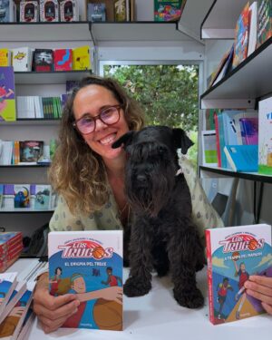 Amaya Valdemoro Instagram - Feliz de volver a estar en #LaFeriaDelLibro de la mano de @loqueleo_es  con #LosTrugos 😍 
Habéis venido a vernos de muchos lugares de España, me hacéis muy feliz, como veis @trecethirteen  me ha robado totalmente el protagonismo y os ha enamorado a todos 🐾

Conseguimos vender todos los ejemplares que teníamos de la primera parte de Los Trugos, y de la segunda parte “La trampa del Mapache” quedaron muy poquitos 😍🤓

Mil millónes de Gracias!