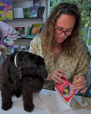 Amaya Valdemoro Instagram - Feliz de volver a estar en #LaFeriaDelLibro de la mano de @loqueleo_es  con #LosTrugos 😍 
Habéis venido a vernos de muchos lugares de España, me hacéis muy feliz, como veis @trecethirteen  me ha robado totalmente el protagonismo y os ha enamorado a todos 🐾

Conseguimos vender todos los ejemplares que teníamos de la primera parte de Los Trugos, y de la segunda parte “La trampa del Mapache” quedaron muy poquitos 😍🤓

Mil millónes de Gracias!