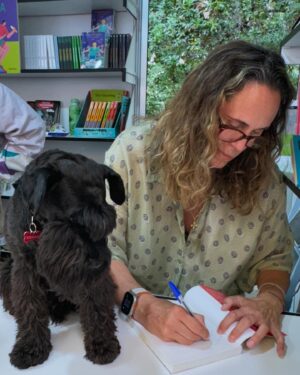 Amaya Valdemoro Instagram - Feliz de volver a estar en #LaFeriaDelLibro de la mano de @loqueleo_es  con #LosTrugos 😍 
Habéis venido a vernos de muchos lugares de España, me hacéis muy feliz, como veis @trecethirteen  me ha robado totalmente el protagonismo y os ha enamorado a todos 🐾

Conseguimos vender todos los ejemplares que teníamos de la primera parte de Los Trugos, y de la segunda parte “La trampa del Mapache” quedaron muy poquitos 😍🤓

Mil millónes de Gracias!