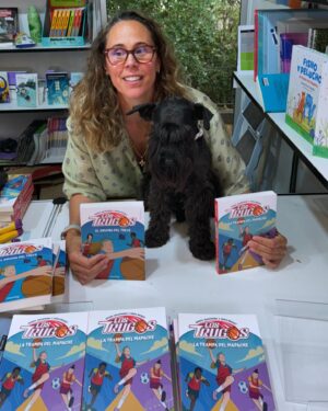 Amaya Valdemoro Instagram - Feliz de volver a estar en #LaFeriaDelLibro de la mano de @loqueleo_es  con #LosTrugos 😍 
Habéis venido a vernos de muchos lugares de España, me hacéis muy feliz, como veis @trecethirteen  me ha robado totalmente el protagonismo y os ha enamorado a todos 🐾

Conseguimos vender todos los ejemplares que teníamos de la primera parte de Los Trugos, y de la segunda parte “La trampa del Mapache” quedaron muy poquitos 😍🤓

Mil millónes de Gracias!