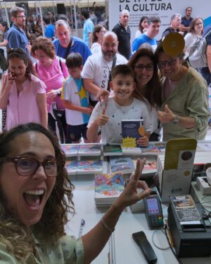 Amaya Valdemoro Instagram - Feliz de volver a estar en #LaFeriaDelLibro de la mano de @loqueleo_es  con #LosTrugos 😍 
Habéis venido a vernos de muchos lugares de España, me hacéis muy feliz, como veis @trecethirteen  me ha robado totalmente el protagonismo y os ha enamorado a todos 🐾

Conseguimos vender todos los ejemplares que teníamos de la primera parte de Los Trugos, y de la segunda parte “La trampa del Mapache” quedaron muy poquitos 😍🤓

Mil millónes de Gracias!