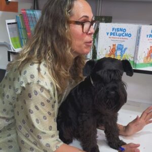 Amaya Valdemoro Instagram - Feliz de volver a estar en #LaFeriaDelLibro de la mano de @loqueleo_es  con #LosTrugos 😍 
Habéis venido a vernos de muchos lugares de España, me hacéis muy feliz, como veis @trecethirteen  me ha robado totalmente el protagonismo y os ha enamorado a todos 🐾

Conseguimos vender todos los ejemplares que teníamos de la primera parte de Los Trugos, y de la segunda parte “La trampa del Mapache” quedaron muy poquitos 😍🤓

Mil millónes de Gracias!