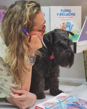 Amaya Valdemoro Instagram - Feliz de volver a estar en #LaFeriaDelLibro de la mano de @loqueleo_es  con #LosTrugos 😍 
Habéis venido a vernos de muchos lugares de España, me hacéis muy feliz, como veis @trecethirteen  me ha robado totalmente el protagonismo y os ha enamorado a todos 🐾

Conseguimos vender todos los ejemplares que teníamos de la primera parte de Los Trugos, y de la segunda parte “La trampa del Mapache” quedaron muy poquitos 😍🤓

Mil millónes de Gracias!