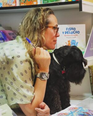 Amaya Valdemoro Instagram - Feliz de volver a estar en #LaFeriaDelLibro de la mano de @loqueleo_es  con #LosTrugos 😍 
Habéis venido a vernos de muchos lugares de España, me hacéis muy feliz, como veis @trecethirteen  me ha robado totalmente el protagonismo y os ha enamorado a todos 🐾

Conseguimos vender todos los ejemplares que teníamos de la primera parte de Los Trugos, y de la segunda parte “La trampa del Mapache” quedaron muy poquitos 😍🤓

Mil millónes de Gracias!