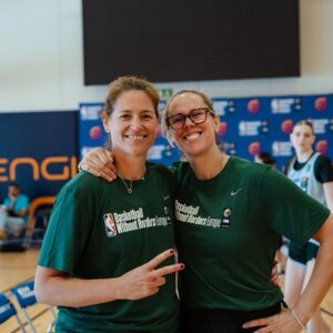 Amaya Valdemoro Instagram - Gracias @basketballwithoutborders por estos días tan increíbles 😍😍😍 a todo el equipo por su increíble trabajo, organización y cercanía, sois los mejores! 

He vuelto feliz, contagiada con el entusiasmo de los 60 judores/as y descubriendo que ser entrenador no es tan horroroso como pensaba 😬
Me ha encantado estar cerca a @annamontanana siendo su assistant coach, esta llena de energía positiva, mensajes directos, sinceros e educativos trasmitiendo su amor y pasión por el baloncesto, simplemente un lujazo para cualquier jugadora. sabía que eras buena pero estar cerquita y sentirlo es otra cosa muy diferente. 
Amiga mía estaré lista para no ir al cine cuando tú me lo pidas, #wenotinthemoveis #noestamosenelcine 🤣😍💪🏼🙏🏼