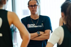 Amaya Valdemoro Instagram - Gracias @basketballwithoutborders por estos días tan increíbles 😍😍😍 a todo el equipo por su increíble trabajo, organización y cercanía, sois los mejores! 

He vuelto feliz, contagiada con el entusiasmo de los 60 judores/as y descubriendo que ser entrenador no es tan horroroso como pensaba 😬
Me ha encantado estar cerca a @annamontanana siendo su assistant coach, esta llena de energía positiva, mensajes directos, sinceros e educativos trasmitiendo su amor y pasión por el baloncesto, simplemente un lujazo para cualquier jugadora. sabía que eras buena pero estar cerquita y sentirlo es otra cosa muy diferente. 
Amiga mía estaré lista para no ir al cine cuando tú me lo pidas, #wenotinthemoveis #noestamosenelcine 🤣😍💪🏼🙏🏼