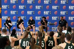 Amaya Valdemoro Instagram - Gracias @basketballwithoutborders por estos días tan increíbles 😍😍😍 a todo el equipo por su increíble trabajo, organización y cercanía, sois los mejores! 

He vuelto feliz, contagiada con el entusiasmo de los 60 judores/as y descubriendo que ser entrenador no es tan horroroso como pensaba 😬
Me ha encantado estar cerca a @annamontanana siendo su assistant coach, esta llena de energía positiva, mensajes directos, sinceros e educativos trasmitiendo su amor y pasión por el baloncesto, simplemente un lujazo para cualquier jugadora. sabía que eras buena pero estar cerquita y sentirlo es otra cosa muy diferente. 
Amiga mía estaré lista para no ir al cine cuando tú me lo pidas, #wenotinthemoveis #noestamosenelcine 🤣😍💪🏼🙏🏼