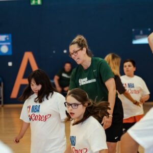 Amaya Valdemoro Instagram - Gracias @basketballwithoutborders por estos días tan increíbles 😍😍😍 a todo el equipo por su increíble trabajo, organización y cercanía, sois los mejores! 

He vuelto feliz, contagiada con el entusiasmo de los 60 judores/as y descubriendo que ser entrenador no es tan horroroso como pensaba 😬
Me ha encantado estar cerca a @annamontanana siendo su assistant coach, esta llena de energía positiva, mensajes directos, sinceros e educativos trasmitiendo su amor y pasión por el baloncesto, simplemente un lujazo para cualquier jugadora. sabía que eras buena pero estar cerquita y sentirlo es otra cosa muy diferente. 
Amiga mía estaré lista para no ir al cine cuando tú me lo pidas, #wenotinthemoveis #noestamosenelcine 🤣😍💪🏼🙏🏼