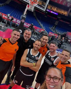 Amaya Valdemoro Instagram - Un mix de fotos no publicadas durante estos días en Berlín.
Dar las gracias a mis compis, por una temporada espectacular, os quiero mucho a todos! 
Nos vemos la temporada que viene 😍🏀