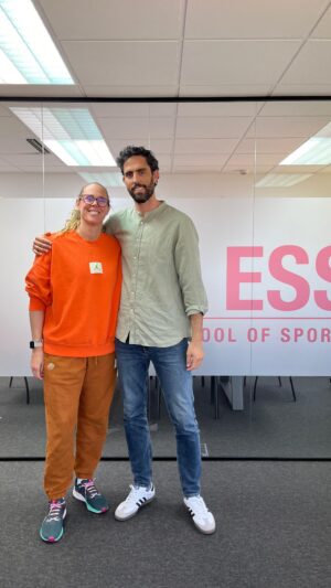 Amaya Valdemoro Instagram - 💬Anna Montañana ha sido elegida esta temporada como “mejor entrenadora del año” en liga Femenina. 
¿Porqué hay tan pocas mujeres entrenando?

👱🏻‍♀Amaya Valdemoro analiza la situación y afirma que "si eres un entrenador con carácter está fenomenal, si eres una entrenadora con carácter es un problema".
@annamontanana @valdemoro13 @jbeiran33

Ya disponible en Spotify y YouTube:
🎙Carrera Dual
https://lnkd.in/dh8rPrWP
📹European School of Sports
https://lnkd.in/d-Gs3pDh

#AmayaValdemoro #DeporteFemenino #Entrenadoras #Baloncesto #ESS #javierbeirán #becomeess #deporte #basketball #carreradual #podcast