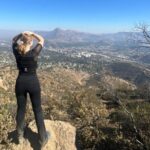 Amaya Forch Instagram - Hace un buen rato que no subía el cerro. Gracias @marceolivaresu por el apañe. Vamos por más! Im back ! (in black🤘) (La cumbre que se ve al frente es el Manquehue, hacia la izquierda un poco más abajo está el Carbón y hacia la derecha el Manquehuito)