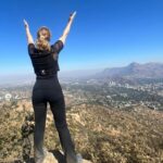 Amaya Forch Instagram - Hace un buen rato que no subía el cerro. Gracias @marceolivaresu por el apañe. Vamos por más! Im back ! (in black🤘) (La cumbre que se ve al frente es el Manquehue, hacia la izquierda un poco más abajo está el Carbón y hacia la derecha el Manquehuito)