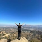 Amaya Forch Instagram - Hace un buen rato que no subía el cerro. Gracias @marceolivaresu por el apañe. Vamos por más! Im back ! (in black🤘) (La cumbre que se ve al frente es el Manquehue, hacia la izquierda un poco más abajo está el Carbón y hacia la derecha el Manquehuito)