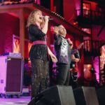 Amaya Forch Instagram - Te imaginas homenajear a @cecilia_laincomparable en el Festival de Olmué junto a @tomocomorey y compartir escenario con @tommyreyoficial y @elbloqueocho ? Gracias por esta invitación tan linda a ser parte de un momento tan importante en su historia. Los quiero @tomocomorey !!! 🙌❤️🎶😘 (fotos de @betosk1)