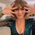 Amaya Forch Instagram - Ayer me sentí incomparable gracias a las manos de puras talentosas . 🤘♥️ Maquillaje: @aravascelli que quedó 🫶 Pelo: @maria_jose_studio que me entendió perfecto y me dejó 👌 Vestuario: @claraedwards_ que está impresionante !! Como todo lo que me hace siempre. Y es que me interpreta tan bien !🔥❤️ Mi collar con la A y los anillos me los regaló la Cami de @monttemarin y me encantan. 🙏❤️ Mis pestañas con brillo las compré hace tiempo por ahí en un viaje y mi collar de libélula lo encontré en aliexpress.