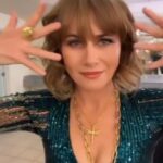 Amaya Forch Instagram - Ayer me sentí incomparable gracias a las manos de puras talentosas . 🤘♥️ Maquillaje: @aravascelli que quedó 🫶 Pelo: @maria_jose_studio que me entendió perfecto y me dejó 👌 Vestuario: @claraedwards_ que está impresionante !! Como todo lo que me hace siempre. Y es que me interpreta tan bien !🔥❤️ Mi collar con la A y los anillos me los regaló la Cami de @monttemarin y me encantan. 🙏❤️ Mis pestañas con brillo las compré hace tiempo por ahí en un viaje y mi collar de libélula lo encontré en aliexpress.