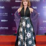 Amaya Forch Instagram - Mi look de los Caleuches. Quería buscar algo que me representara, con lo que me sintiera cómoda, protegida, femenina, que tuviese mezcla de sensaciones en mi piel. El color que más uso es el negro y el que más me gusta el morado. Quería sentirme hoy abrazando a la Amaya de los 17. La combinación debía ser algo antiguo y algo nuevo. La pollera la tengo de antes y es @claraedwards_ . Debía encontar qué ponerle arriba. Partí a ver a Clara. Conversamos y probamos varias alternativas hasta que a las dos nos gustó lo de hacer un top/body libre, sin amarras, sin nada que me apretara y encima el kimono sutilmente traslúcido con los flecos coquetos. Que yo pudiese decidir cómo jugar con ellos. El resultado es tan yo. Y si vieran el cubre pezón color negro con forma de corazón que tenía debajo .... más yo ! Y lo mejor es que todas estas prendas que funcionan perfecto juntas podré volver a usarlas de distintas formas y acompañadas con otras. Muy de actriz , no ? 💜 Peinado: yo Maquillaje: yo Como si hubiese estado en el camarín antes del estreno. Muy actriz . Es lo que quería y sentía para la ocasión. Les gustó ?