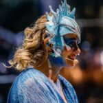 Amaya Forch Instagram - Sigo emocionada por este concierto/espectáculo tan lindo que hicimos en 6 plazas distintas de la comuna de Las Condes. Es mi segundo año junto a Martita, Andrea, Irene, Christian, Julian, Isabel y la compañía Cassis con todo su equipo de bailarinas, bailarines, chicas de vestuario, bellas de maquillaje. Tambien la orquesta y coro. Varios del equipo técnico, sonido y producción también por segunda vez. Otros nuevos que me maravillaron con su talento y belleza. Es tanto el cariño a lo que hacemos y el cariño entre nosotros que siento como un regalo el haber podido compartir estos meses creando, cantando, actuando y bailando juntos en el escenario. Quisiera poder agradecer a todos. Quisiera tener fotos de todos . Los llevo aquí en mi corazón. Agradezco también al Teatro Minucipal de Las Condes y la U de los Andes por pensar nuevamente en mi . Fui la estrella de Oriente pero en realidad fueron todos ellos quienes alumbraron mi corazón. ❤️ Gracias @pornografo y @fotodoorm por estas lindas fotos. Y gracias a todos quienes fueron a vernos y a los ojitos y sonrisas de tantos niños felices cantando junto a nosotros Feliz Navidad !