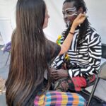 Amaya Forch Instagram - Sigo emocionada por este concierto/espectáculo tan lindo que hicimos en 6 plazas distintas de la comuna de Las Condes. Es mi segundo año junto a Martita, Andrea, Irene, Christian, Julian, Isabel y la compañía Cassis con todo su equipo de bailarinas, bailarines, chicas de vestuario, bellas de maquillaje. Tambien la orquesta y coro. Varios del equipo técnico, sonido y producción también por segunda vez. Otros nuevos que me maravillaron con su talento y belleza. Es tanto el cariño a lo que hacemos y el cariño entre nosotros que siento como un regalo el haber podido compartir estos meses creando, cantando, actuando y bailando juntos en el escenario. Quisiera poder agradecer a todos. Quisiera tener fotos de todos . Los llevo aquí en mi corazón. Agradezco también al Teatro Minucipal de Las Condes y la U de los Andes por pensar nuevamente en mi . Fui la estrella de Oriente pero en realidad fueron todos ellos quienes alumbraron mi corazón. ❤️ Gracias @pornografo y @fotodoorm por estas lindas fotos. Y gracias a todos quienes fueron a vernos y a los ojitos y sonrisas de tantos niños felices cantando junto a nosotros Feliz Navidad !