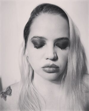 Ámbar Díaz Instagram - Dama

Aquella que más allá de maquillaje, contoneo y tacones, sabe mirar a los ojos como estoico en guerra 
La que sabe hacer sentir estrellas entre sábanas y cuidar que el café tenga canela y la tostada mantequilla
Esa que sostiene y suelta 
Ama profundamente, sabe quedarse si también es bien amada y no duda en abrir puertas cuando no
Es leal a sus valores y principios fuera de su habitación 
Sabe siempre que la palabra debe tener valor 
Dama aquella con la certeza de lo que tiene dentro de su alma, mente y corazón 
La que ríe como niña y muestra templanza de carácter cuando es necesario
Esa amazona con cicatrices de vida y algunos recuerdos que quisiera amputarse 
Se amansa ante la inocencia y la fragilidad con la mayor de las prudencias 
Dama de día y de noche 
La que de madrugada va descalza y te abraza los temblores o la fiebre 
Aquella que es madre en su corazón por decisión, la que nunca será...la que está por venir 
La dama se hace cargo de lo que le corresponde y observa sigilosa de lejos lo que no tiene remedio 
Nunca calla su voz, pero sabe siempre como hacerla sentir con el mayor de los respetos y en qué momento manifestarla a través de silencios necesarios 
Una verdadera dama es sensual a cualquier edad, porque su sello es su sonrisa propia de la universidad de la vida 
Sus acciones hablan por ella y sabes que trascenderá porque deja huellas profundas, intensas y hermosas en todos los que la rodean 
Se perfuma cada mañana con toques afables e intensos para salir a triunfar y a fracasar como una verdadera humana, demasiado humana. 
¿Cuál es la dama de tu vida?
#letrasdeambar 🦋