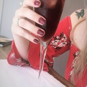 Ámbar Díaz Instagram - Plenitud 

La plenitud está sentada al borde de una silla 
Se dibuja con los dedos 
Se balancea en el inconsciente de un suspiro 
Tomas una bocanada de aire aún con sabor a vino de la noche anterior 
Se cuelan besos bajo la piel erizada 
Conexiones...
Hay gente que nisiquiera llega a conectar consigo misma 
Y ahí la plenitud se desdibuja 
Esta mañana me tomé una taza de plenitud y la quise con dos cucharadas de complicidad 
Plenitud es regarte el rímel bajo la ducha sin que te importe 
Dejar ir por la cañería la melancolía del día 
Sorber la felicidad y la risa fácil servida en la tapa de un destilado escocés 
Atravesar neblina vestida para vivir 
A todos siempre nos falta algo
Hay quienes les falta todo: como la locura en donde hay un cascarón vacío por dentro, el retrato de la nada. 
Vivamos en conciencia pero en plenitud 
Sin excesos pero con ganas 
Entendiendo lo inminente pero con la certeza de que hay que saborearse los bocados y los sorbos 
Hacernos la promesa de armar cajas mentales para guardar en ellas pequeños momentos 
Dejar de correr para detenerse a ver caer los pétalos de una rosa y las gotas de lluvia en el rostro 
Deslastrarse de cosas inútiles -como la concha del pan-
Conservar lo real
Lo auténtico 
El caminar descalzos sobre el sonido de la lluvia en la mañana 
Resbalarte y caer sobre nubes de certezas cumplidas 
Vivir 
¿Qué es para ti la plenitud?
#letrasdeambar 
🦋