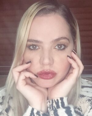 Ámbar Díaz Instagram - 6 de junio de 1982 
1:10 pm 
Cruz Roja, Caracas-Venezuela 
Tengo la certeza de que se sobrevive contemplando, sonriendo y amando. 
🦋❤️✨🍷