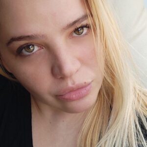 Ámbar Díaz Instagram - "Jamás se regresa."

"No te enamores de una mujer que lee, de una mujer que siente demasiado, de una mujer que escribe.
No te enamores de una mujer culta, maga, delirante, loca. No te enamores de una mujer que piensa, que sabe lo que sabe y además sabe volar; una mujer segura de sí misma.
No te enamores de una mujer que se ríe o llora haciendo el amor, que sabe convertir en espíritu su carne; y mucho menos de una que ame la poesía, o que se quede media hora contemplando una pintura y no sepa vivir sin la música.
No te enamores de una mujer a la que le interese la política y que sea rebelde y sienta un inmenso horror por las injusticias. Una que no le guste para nada ver televisión. Ni de una mujer que es bella sin importar las características de su cara y de su cuerpo.
No te enamores de una mujer intensa, lúdica, lúcida e irreverente. No quieras enamorarte de una mujer así. Porque cuando te enamoras de una mujer como esa, se quede ella contigo o no, te ame ella o no, de ella, de una mujer así, jamás se regresa..."

Martha Rivera Garrido.