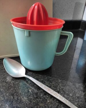 Ámbar Díaz Instagram - Morir soñando 🍊🥛🥄

Es un manjar delicioso directico de Quisqueya que preparaba mi mamá a golpe de 4 pm...mi hermano y yo viendo los Power Rangers acurrucados en su mantita gris y llegaba a la sala el olor de la naranja recién exprimida...salíamos corriendo a la cocina para quedarnos con los ojos exorbitados viendo aquella destreza de mezclar el jugo con la leche azucarada, la vainilla y el hielo rápidamente sin que se cortara. Para mí siempre fue un misterio entre la carcajada maravillosa de mi madre o la cuchara de 1980 de Rena Ware. 
Aquellos vasos generosos nos llenaban las gargantas de sueños, de amor de mamá con tiempo siempre disponible en mi tiempo, esa mordida de hielo dulce saboreándonos la tarde con algo que era como un tesoro, había un exilio de mi misma en cada sorbo con el silencio intacto de nuestro momento cómplice. 
Relacionarse con la distancia de por medio es como la flema y la piquiña de madrugada, como el polvo de la mesa que no quieres tocar, pero que satisfactorio es mirarte a los ojos en una video llamada buscando fuerza, buscando risa, buscando valor, un consejo, un consuelo, una complicidad o simplemente contarnos la rutina  y saber que siempre estás ahí. 
Te amo mamá. ❤️