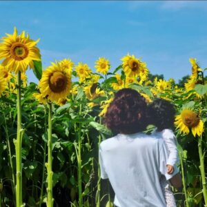 Amber Rose Revah Instagram - Me and my sunflower 🌻💛