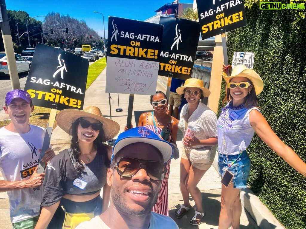 Amber Stevens West Instagram - Look, we’re gonna strike but still have a good time. Ok?! So wonderful seeing all these old friends and making new ones. We stand together! ☀️