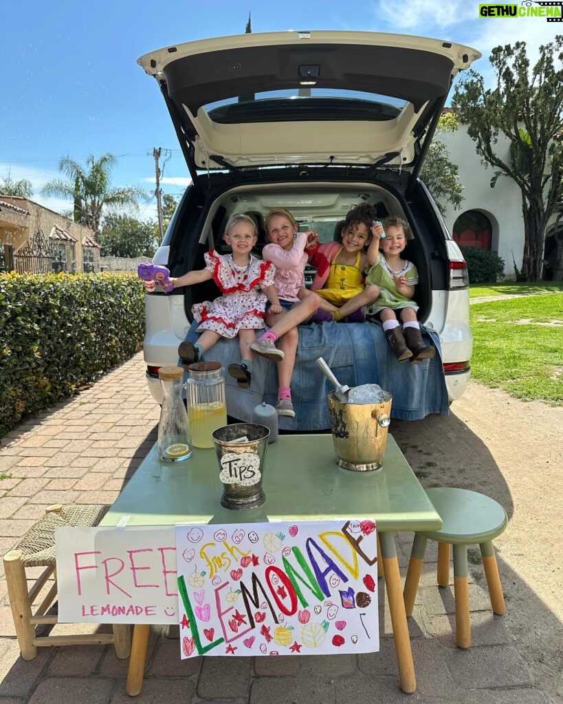 Amber Stevens West Instagram - 🍋 #Ad When life gives you lemons, make lemonade – and when your kids set up a stand, use the spacious @Lincoln Aviator® SUV to elevate the experience! 🚗💨 Making cherished memories and spreading joy in the driveway, one sip at a time. #ThePowerofSanctuary #LincolnAviator 2023 Lincoln Black Label Aviator® model shown with available features. Available at participating Lincoln Black Label Retailers only.
