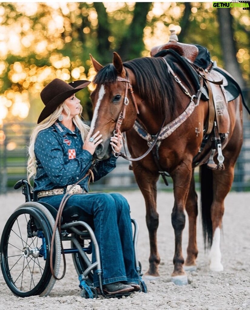 Amberley Snyder Instagram - 🫵🏼 Your mind is SO powerful. What you tell yourself is going to determine how you feel, interact, react, behave, persevere, celebrate and overcome life! You are valuable, you are successful, you are worthy of love ❤️ If you don’t train your mind, emotions of life will drown you. You’ll feel overwhelmed, uncared for, lost, and insecure. You cannot change the struggles of life, but you can be strong enough to move forward in spite of them. 👊🏻 #amberleysnyder #walkriderodeo 📸 @laurenandersonphoto