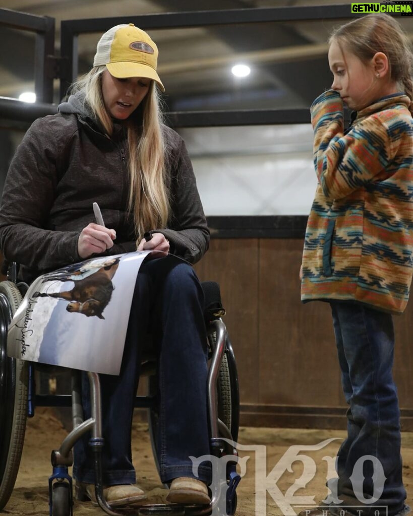 Amberley Snyder Instagram - 💬 Let’s answer some questions!! 💭 Ask a question in the comments below and I’ll be making some posts to answer them!! Stay tuned to see your question tagged!! #amberleysnyder #walkriderodeo
