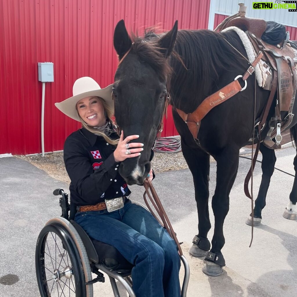 Amberley Snyder Instagram - 💬 Question from Talia Lazar- Do you still compete on or ride Power? 🌟 ❣️ Power is 21 this year! He was retired from competing when he was 17. He didn’t owe me one more thing!! 🤗 Now last year for the @breyermodelhorsesofficial photo shoot I cruised him through and it was sooo tempting to crack him back out, but I know he doesn’t need to do that anymore! He is mostly Uncle Power to the babies and he loves them!! 🥺🖤 Ps he did look so handsome for this shoot in his @_classicequine attire!! #amberleysnyder #walkriderodeo #atppower