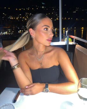 Ambre Abadia Instagram - Il restera de toi ce que tu as donné 🖤