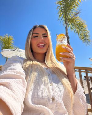 Ambre Abadia Instagram - Les filles, je peux plus me passer de cocktail, j’suis addict 🍹