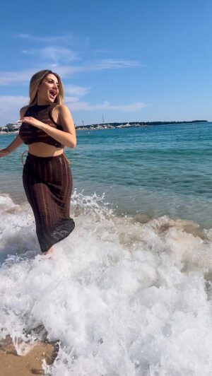 Ambre Abadia Instagram - Waves after waves 🌊