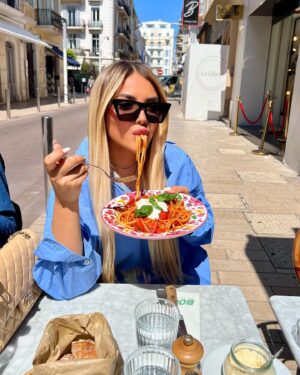 Ambre Abadia Instagram - Pasta lover 🍝 
C’est quoi vos pâtes préférées les amis ? Moi c’est les bolo 😍