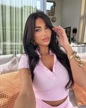 Ambre Abadia Instagram - La vie en rose 🌸🎀💗