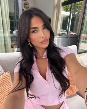 Ambre Abadia Instagram - La vie en rose 🌸🎀💗