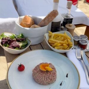 Ambre Abadia Instagram - Petite journée à Saint Tropez, ici c’est déjà l’été avec cette chaleur 🥵 
Vous partez en vacances vous cet été ?