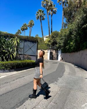 Ambre Abadia Instagram - Je me sens tellement mieux dans ma vie depuis que je partage vraiment mon quotidien avec vous, par rapport à Malek ❤️

Et depuis que je fais du sport, que je mange mieux et que je fais plus attention à moi, j’ai l’impression d’être une nouvelle femme ! J’adore ✨

Et vous, comment vous vous sentez en ce moment ? 🙌🏼