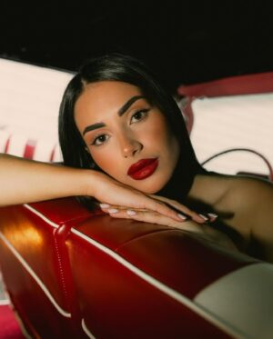 Ambre Abadia Instagram - 💄🌹❤️

Dress : @twentysevendress 
Picture 📸 : @johannacrso_photo